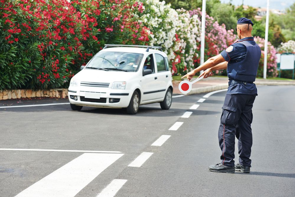 Mandat za granicą i z zagranicy. Postępuj rozważnie, bo możesz sporo zapłacić