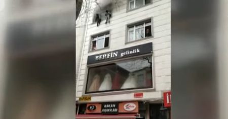 Turcja. Matka wyrzuciła dzieci z płonącego mieszkania