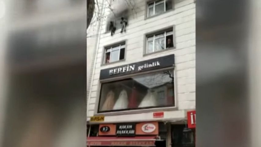 Turcja. Matka wyrzuciła dzieci z płonącego mieszkania.