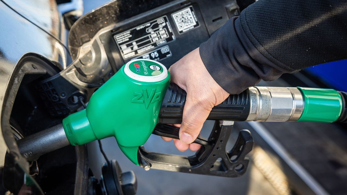 A person fuels a car as motorists line up at a gas station after oil prices rose, in Delft, Netherlands, 03 March 2026. According to the consumer organization UnitedConsumers, the major oil companies' recommended retail prices are rising. EPA/LAURENS VAN PUTTEN Dostawca: PAP/EPA.