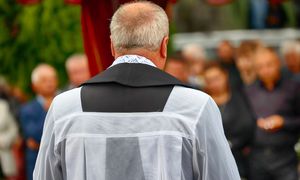 Księża seniorzy żyją w bogactwie? Oto ich emerytury