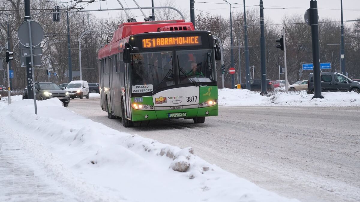 Trolejbus linii nr 151 wjeżdżający na zatokę przystankową