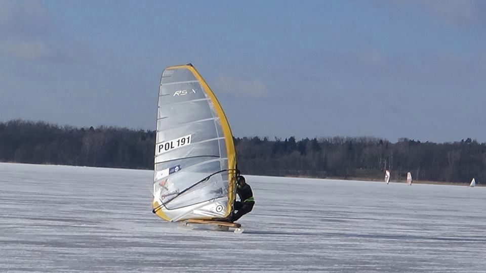 Robert Pellowski na windsurfingu lodowym