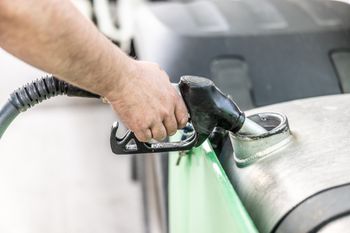 W tym kraju obcokrajowcy zapłacą jeszcze więcej za olej napędowy. Kolejna podwyżka