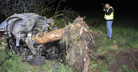 BMW wyrwało drzewo z korzeniami. Młody pasażer nie żyje