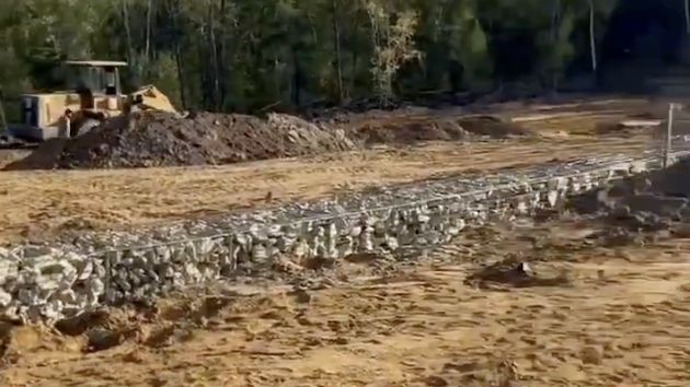 Cmentarz zrównany z ziemią. Widać jeszcze spychacze, które