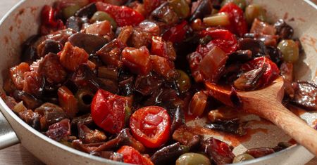 Prawdziwa sycylijska caponata. Prosty przepis na włoską potrawkę z bakłażana