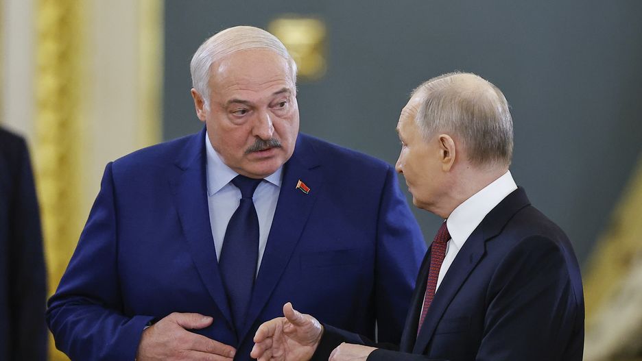 Russian President Vladimir Putin (R) and Belarusian President Alexander Lukashenko speak before a meeting of the Supreme Eurasian Economic Council at the summit of the Eurasian Economic Union (EAEU) in Moscow, Russia, 08 May 2024. EPA/EVGENIA NOVOZHENINA / POOL Dostawca: PAP/EPA.