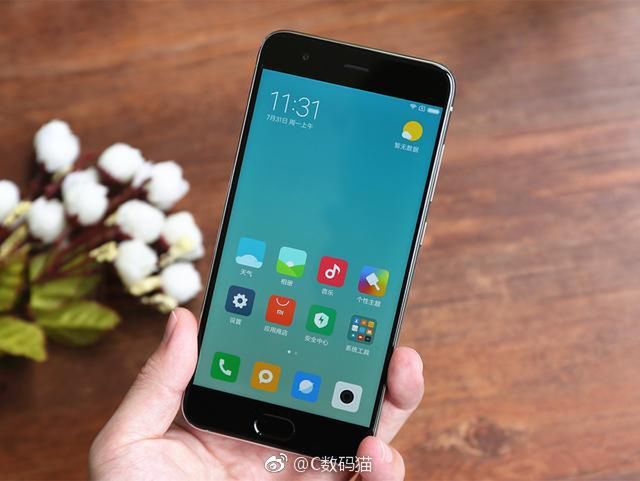 #wSkrócie: holograficzny smartfon RED-a na wideo, nowa wersja OnePlusa 5 i srebrny Mi 6 na zdjęciach 3