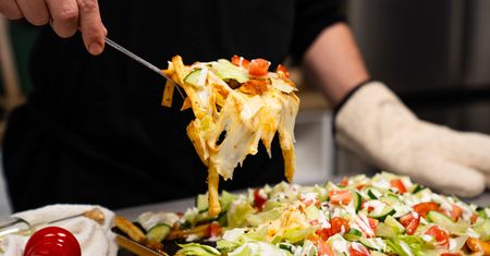 To nasz największy hit. Domowy kapsalon z chrupiącymi frytkami i serem