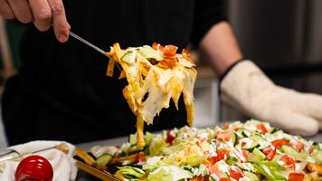 To nasz największy hit. Domowy kapsalon z chrupiącymi frytkami i serem