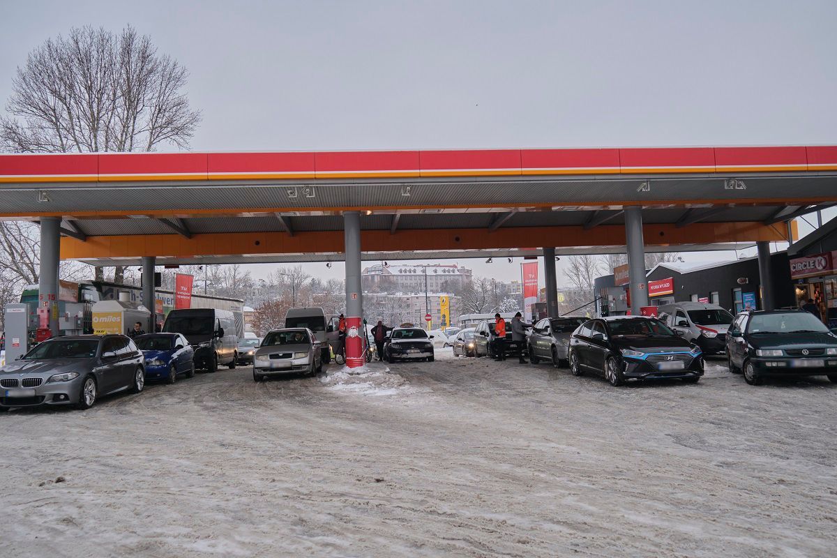 Kolejka aut po paliwo w promocji na stacji Circle K przy al. Tysiąclecia w Lublinie