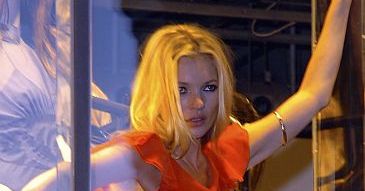 Kate Moss jako manekin! (zdjęcia)