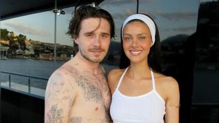 Brooklyn Beckham pręży się BEZ KOSZULKI i odsłania plecy. Wytatuował sobie LIST MIŁOSNY od Nicoli! Najbardziej oddany mąż w show biznesie? (FOTO)