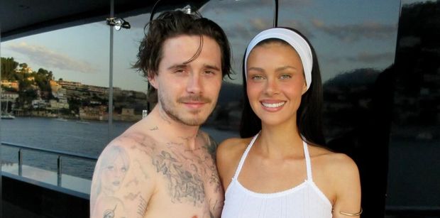 Brooklyn Beckham pręży się BEZ KOSZULKI i odsłania plecy. Wytatuował sobie LIST MIŁOSNY od Nicoli! Najbardziej oddany mąż w show biznesie? (FOTO)