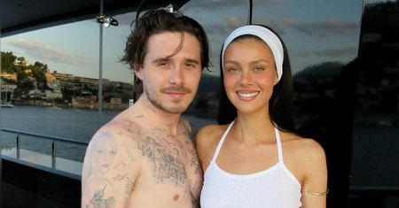 Brooklyn Beckham pręży się BEZ KOSZULKI i odsłania plecy. Wytatuował sobie LIST MIŁOSNY od Nicoli! Najbardziej oddany mąż w show biznesie? (FOTO)