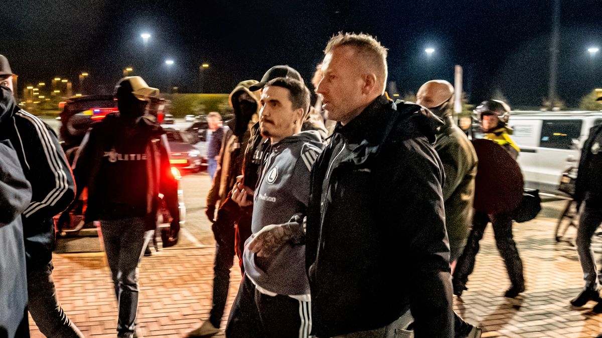 Josue prowadzony przez holenderskich policjantów w Alkmaar