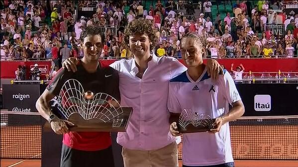 Mistrza i finalistę pierwszej edycji Rio Open nagradzał Gustavo Kuerten (Foto: Twitter)