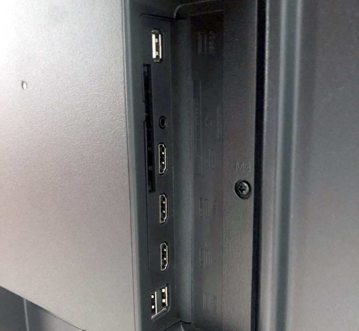 Xiaomi Mi TV 4S 65 - porty skierowane w bok