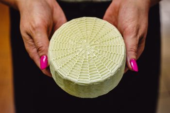 Jeden z najzdrowszych serów. Polacy nie sięgają po niego często