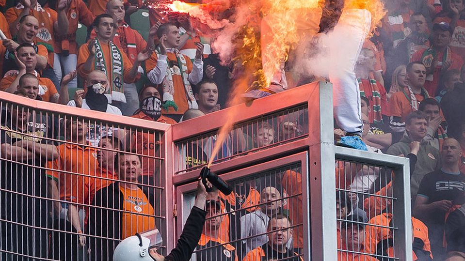 Zdjęcie człowieka-pochodni symbolem polskiej rzeczywistości stadionowej [wywiad] 1