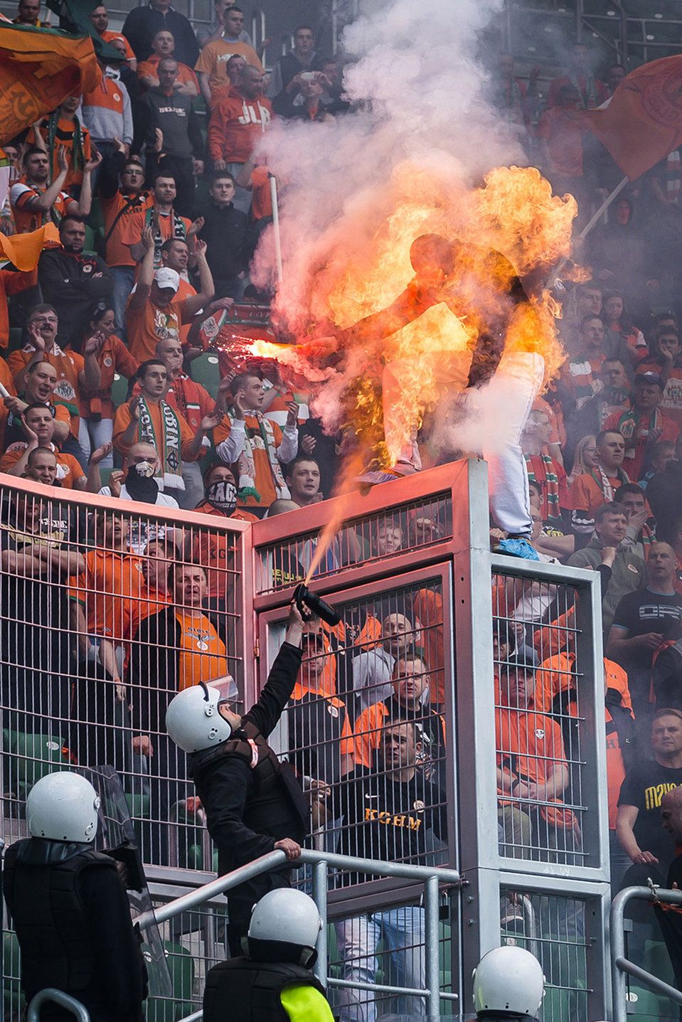 Zdjęcie człowieka-pochodni symbolem polskiej rzeczywistości stadionowej [wywiad]