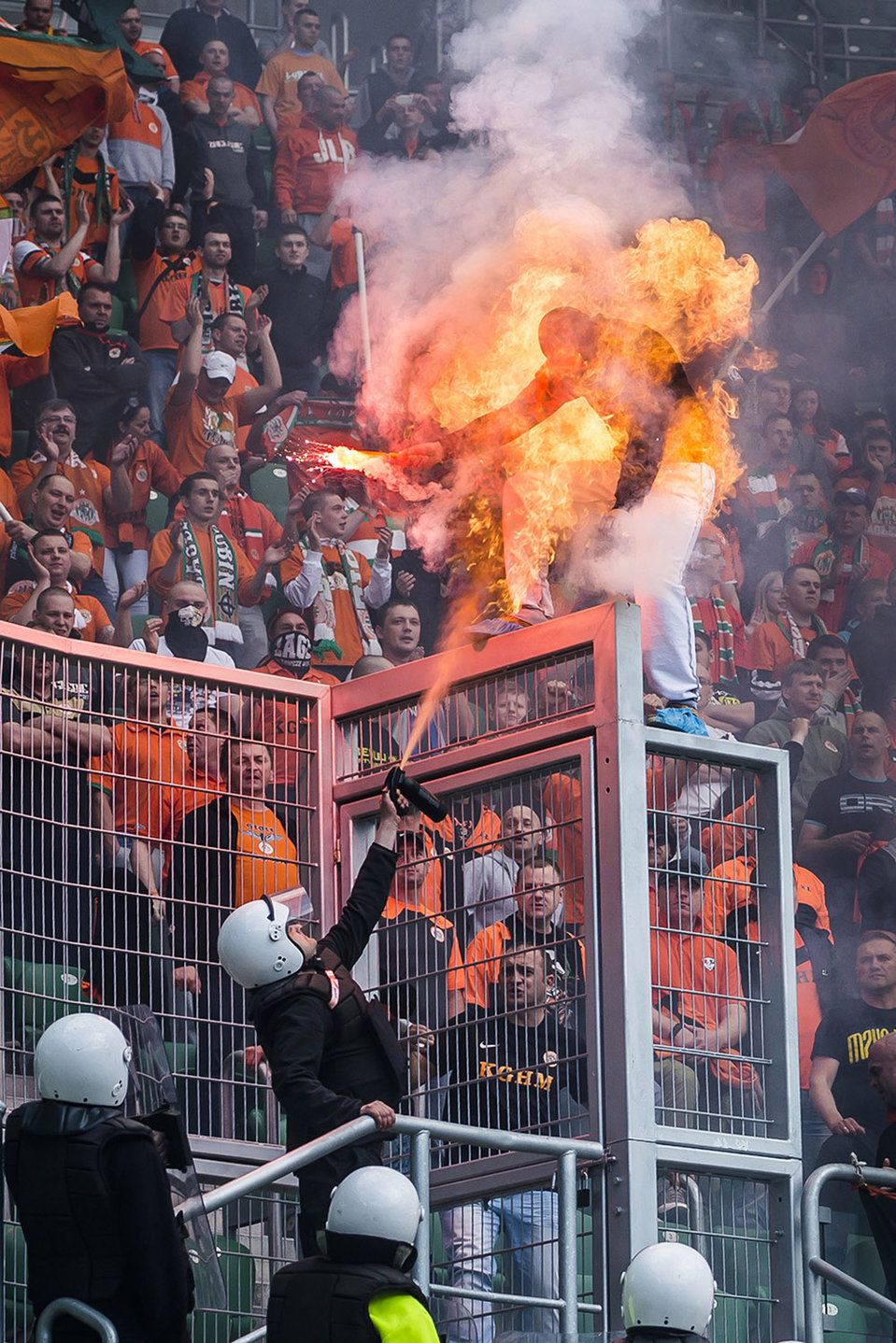 Zdjęcie człowieka-pochodni symbolem polskiej rzeczywistości stadionowej [wywiad] 1