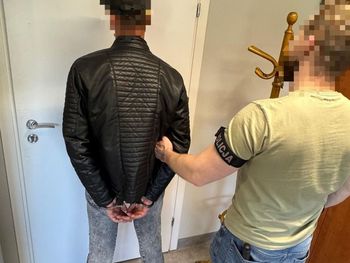 Słupsk: Nie wrócił do więzienia i uciekł do lasu. Poszukiwany 23-latek wpadł w gęstej trawie z narkotykami