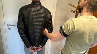 Słupsk: Nie wrócił do więzienia i uciekł do lasu. Poszukiwany 23-latek wpadł w gęstej trawie z narkotykami