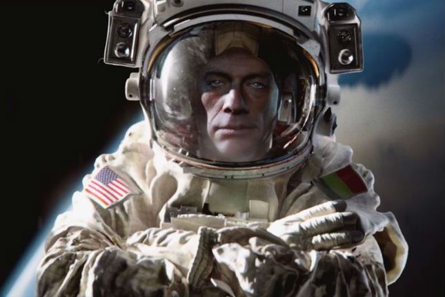 Van Damme wykonuje swój szpagat w kosmosie 1