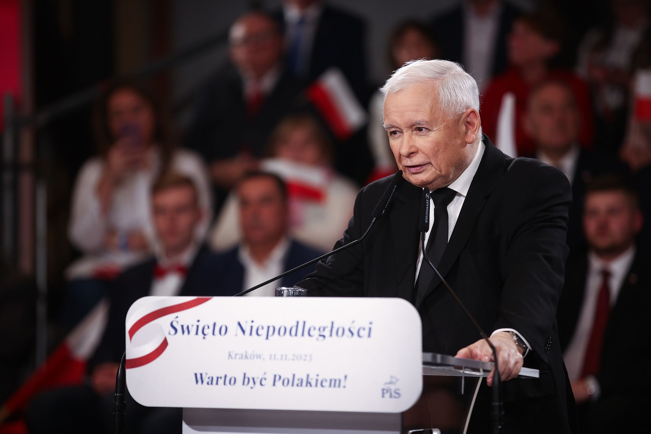 Kraków, 11.11.2023. Prezes PiS Jarosław Kaczyński podczas obchodów Święta Niepodległości w siedzibie KSTG "Sokół" w Krakowie, 11 bm. Przedstawiciele rządu i politycy PiS biorą w Krakowie udział w obchodach Narodowego Święta Niepodległości. (mr) PAP/Łukasz Gągulski