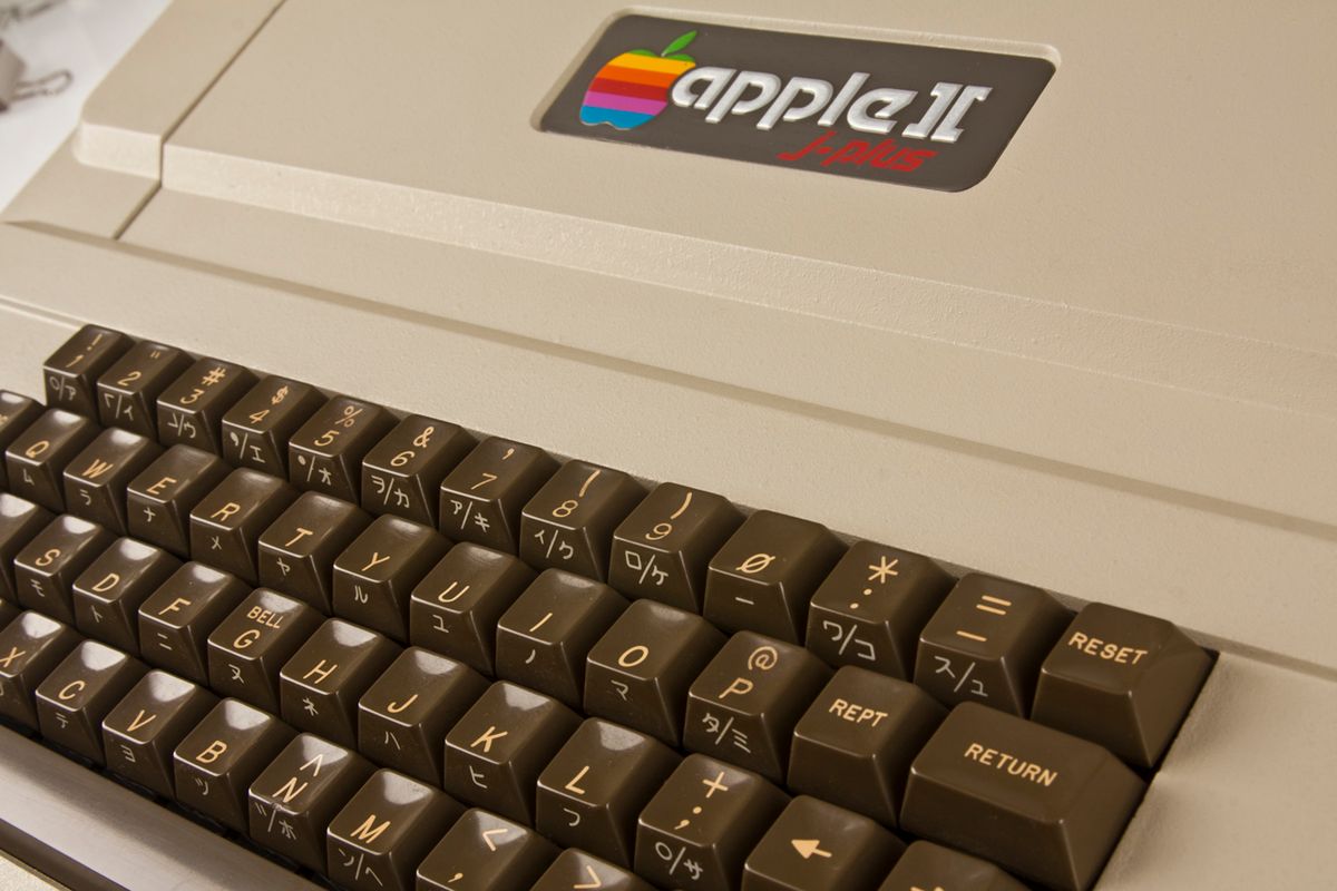 Klawisz Reset w Apple II – fantastyczna lokalizacja (źródło: wikimedia)