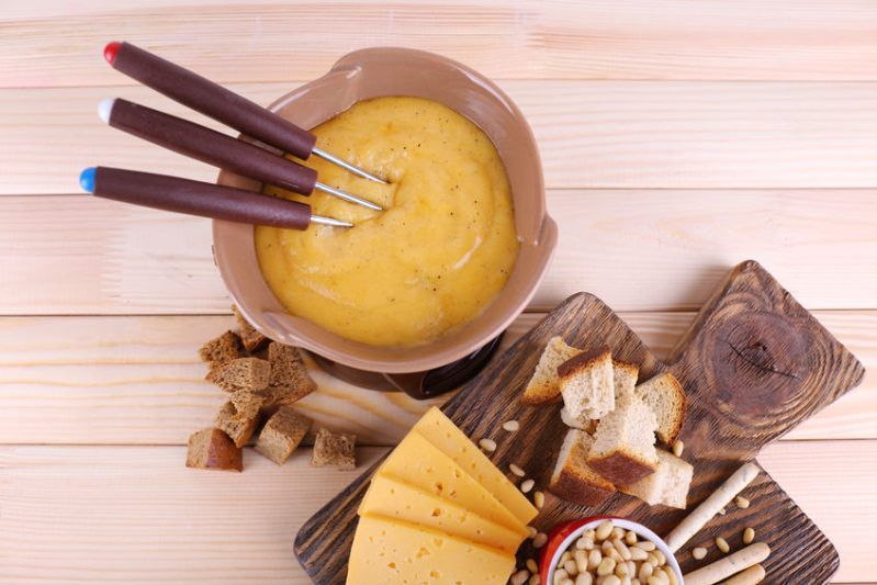 Serowe fondue z kuchni alpejskiej