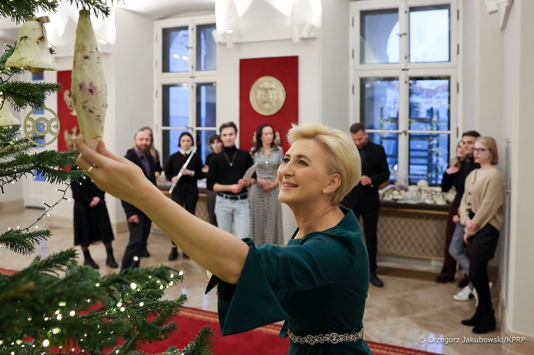 Agata Duda ubiera choinkę w Pałacu Prezydenckim - zdjęcia Instagram Pierwsza Dama