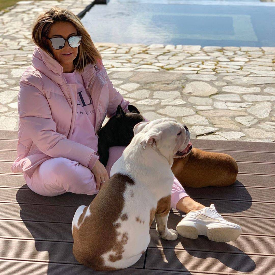 Małgorzata Rozenek z psiakami w butach Zara