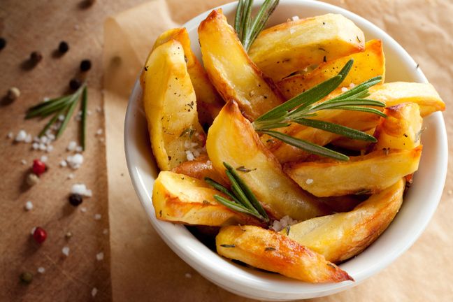 Frytki na diecie? Tak, jeśli użyjesz małej ilości oleju, upieczesz je w piekarniku i doprawisz ziołami oraz czarnym pieprzem