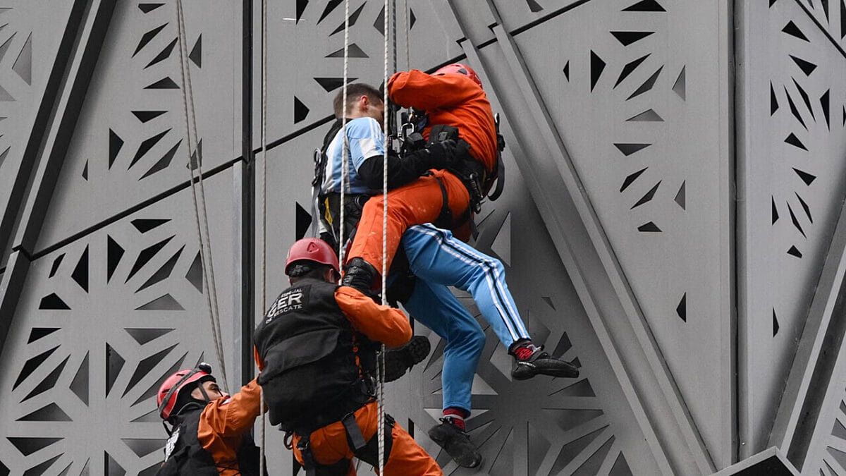 Marcin Banot wspinał się na wieżowiec w Argentynie.