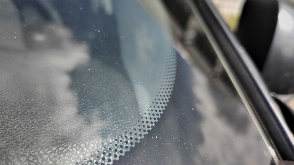 Czarne kropki mają znaczenie. Chronią szybę przez różnicą temperatur.