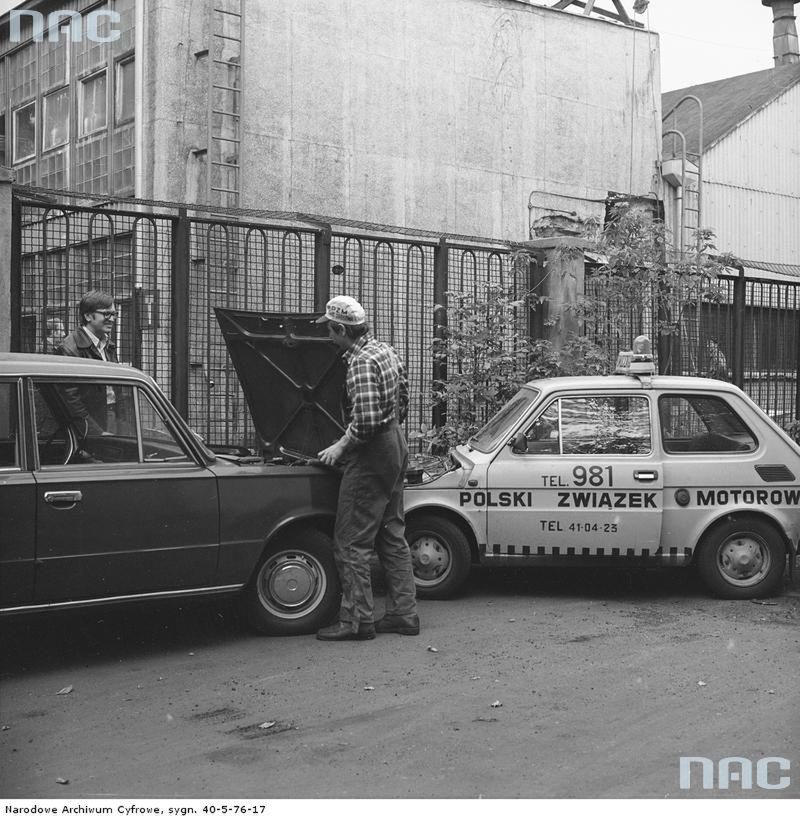Udzielanie pomocy drogowej Fiatowi 125p we wrześniu 1979. Z prawej Fiat 126 p pomocy drogowej.