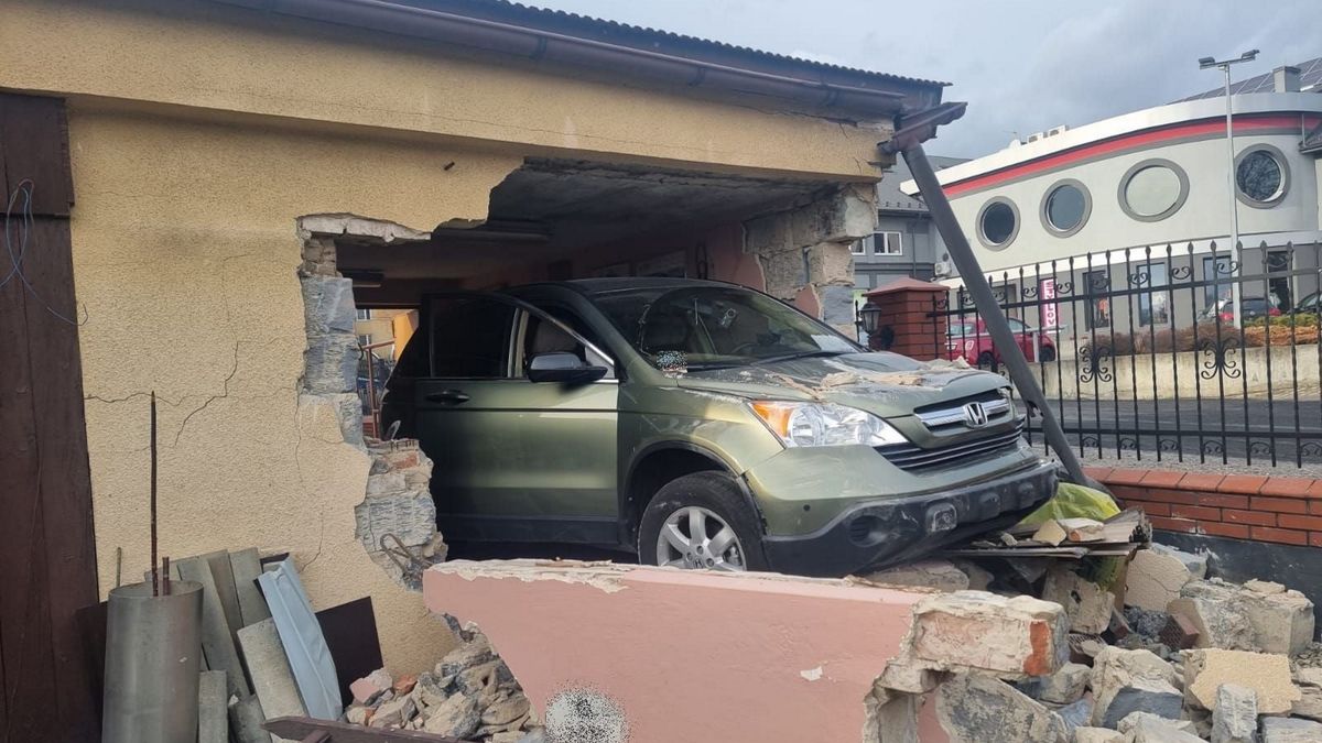 Podczas przeparkowywania samochodu w garażu na prywatnej posesji w Tarnowie doszło do potrącenia dwóch starszych mężczyzn.