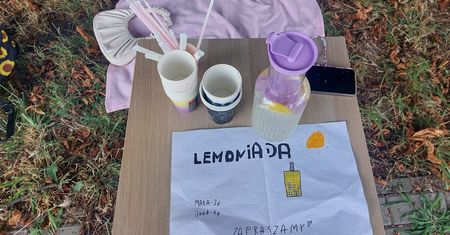 Młoda przedsiębiorczość na ulicach Lublina – dzieci sprzedają lemoniadę na jednym z osiedli