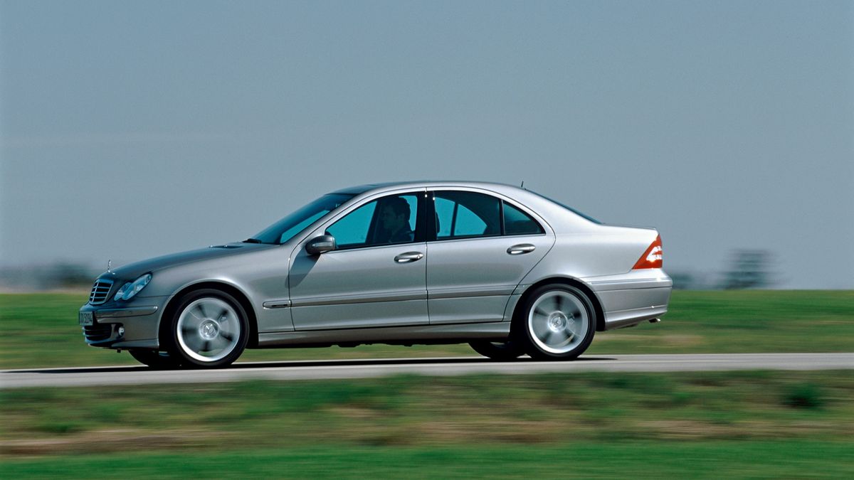 Elegancka sylwetka Mercedesa Klasy C zachęca, ale warto zajrzeć pod auto przed podpisaniem umowy