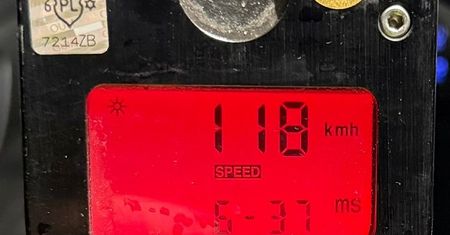 Nadmierna prędkość w Gostyninie: 68-latek jechał 118 km/h w terenie zabudowanym. Policja zatrzymuje prawo jazdy