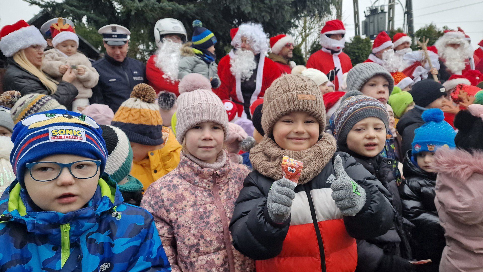 Motomikołaje w Wolborzu. Odwiedzili na motocyklach z przedszkoli na terenie miasta i gminy Wolbórz. Przywieźli prezenty słodkie prezenty.