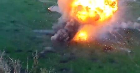 Gigantyczna eksplozja rosyjskiego czołgu T-80BV. Ukraińska artyleria w akcji