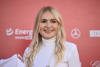 Jej sukienka jest strzałem w dziesiątkę. Ciężko oderwać od niej wzrok