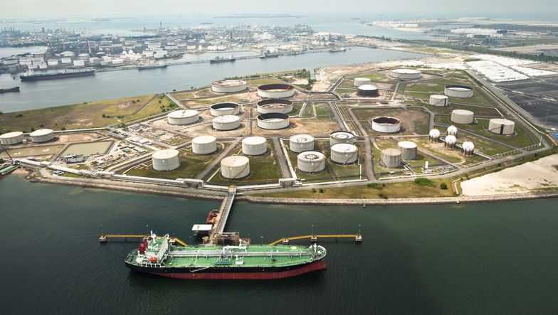 Rosyjska ropa mieszana w Singapurze. Tak omijają sankcje