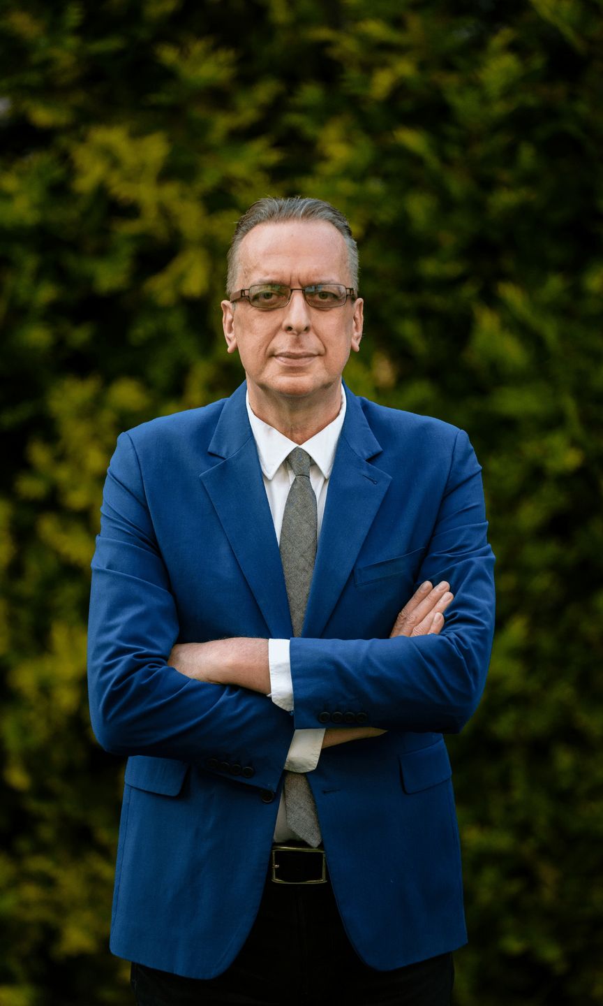Robert Rutkowski – certyfikowany psychoterapeuta, wykładowca akademicki i pedagog. Pomaga ludziom walczącym z uzależnieniami zarówno od substancji, jak i zachowań.  Współautor książek: "Oswoić narkomana" i "Pułapki przyjemności" i "Toksyczna matka" napisanych z Ireną A. Stanisławską.