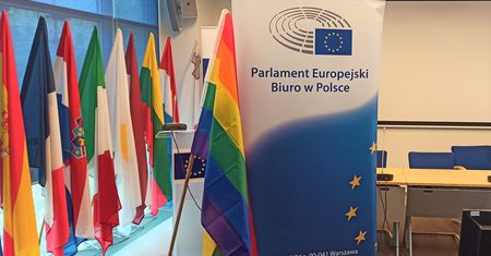 Tęczowe flagi na ambasadach w Warszawie. W Radiu Maryja nie wytrzymali