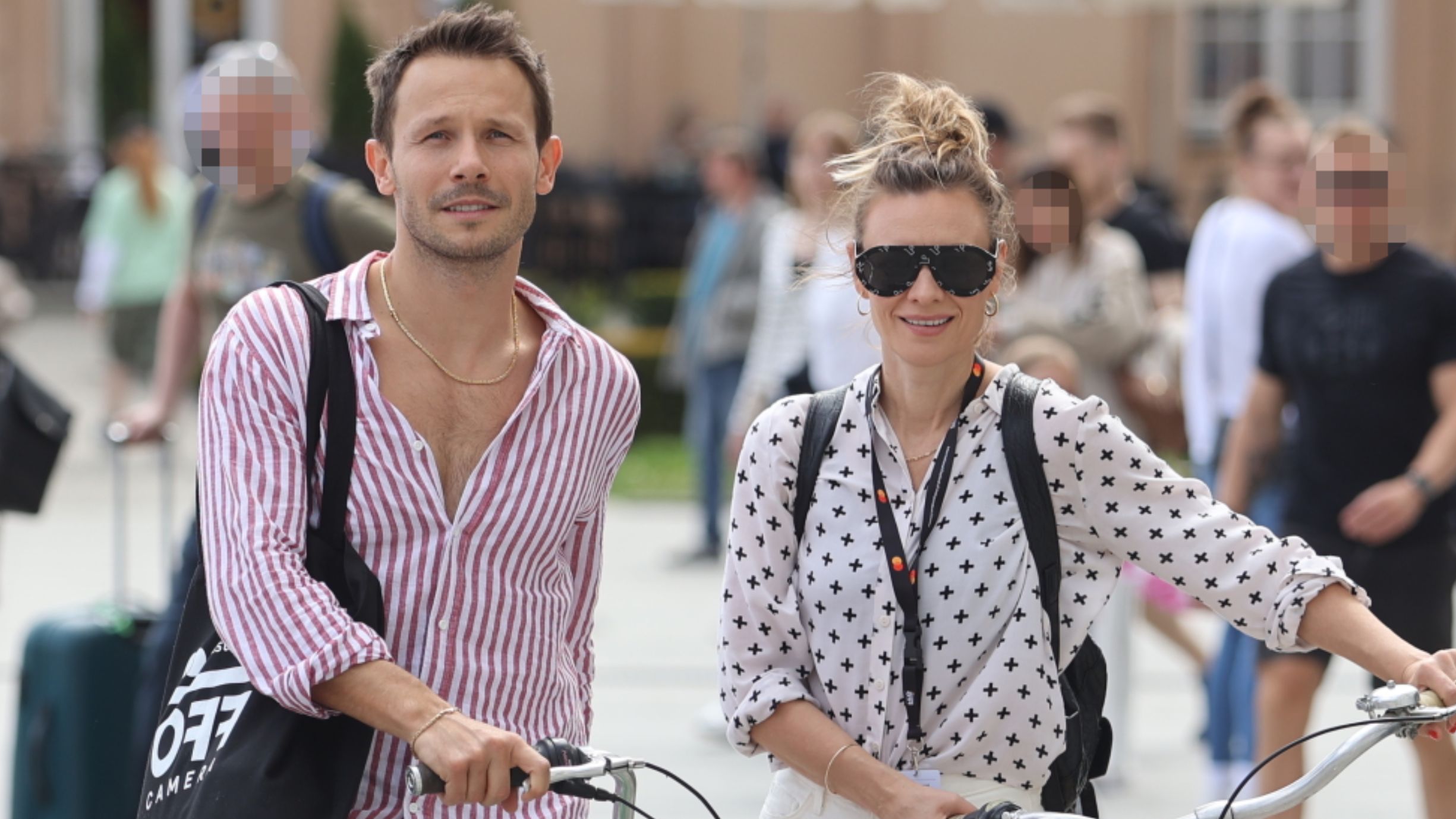 Mateusz Banasiuk i Magdalena Boczarska podjeżdżają na festiwal kinowy rowerami (ZDJĘCIA)
